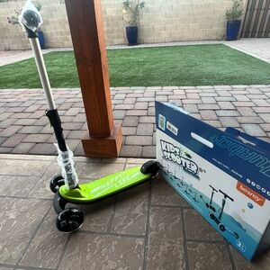 Besrey Kick Scooter Ages 3-10, LED Light Weels